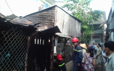 Lửa cháy lan, 2 nhà dân bị thiêu rụi