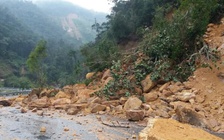 Sạt lở trên tuyến Nha Trang - Đà Lạt, đất đá tràn xuống đường