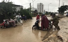 Đường Nha Trang đi sân bay Cam Ranh tê liệt do ngập nặng, sạt lở