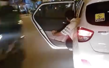 Phẫn nộ ô tô mở toang cửa 'làm xiếc' trên đường phố Nha Trang