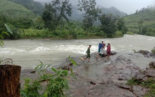 Khánh Hòa: Mưa lớn, nước dâng, một nhóm du khách mắc kẹt trên núi Tà Giang