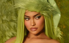 Kylie Jenner tiết lộ bộ sưu tập Kylie Cosmetics & Grinch Holiday khiến người hâm mộ phát cuồng