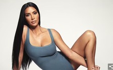 Kim Kardashian khoe vòng 1 nóng bỏng trong bộ bikini xanh đậm