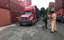 Tai nạn bất ngờ, công nhân cảng tử vong dưới gầm xe container