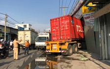 Xe container tông xe tải, đâm sập 2 nhà dân lúc rạng sáng