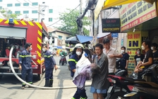 TP.HCM: Cảnh sát PCCC phối hợp người dân cứu 2 người mắc kẹt trong vụ cháy nhà