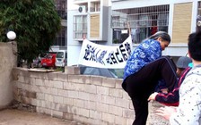 'Mất đường', người dân phải leo tường vào nhà ở Trung Quốc