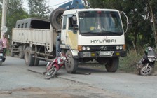 Té ngã trên đoạn đường đang thi công, bị xe tải cán nát chân