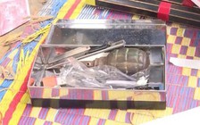 Khám nhà nghi phạm, tìm thấy lựu đạn và hơn 6.000 viên ma túy