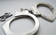 Bắt khẩn cấp một cán bộ kiểm dịch thực vật tại cửa khẩu quốc tế