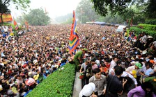 Hàng triệu người chen lấn dâng hương