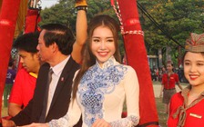 Elly Trần dịu dàng với áo dài trong Ngày hội khinh khí cầu quốc tế