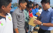 Tặng máy tầm ngư cho ngư dân trẻ huyện đảo Phú Quý