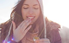 Dùng tay tô son: Thói quen làm đẹp có hại cho sức khỏe