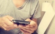 Thói quen đi vệ sinh quá lâu gây hại sức khỏe