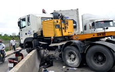 Xe container lao lên dải phân cách, cầu Phú Mỹ kẹt cứng