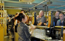 Người Việt nhậu dữ, sao bằng người Tây?