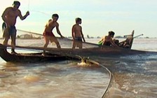 Tàu thanh tra thủy sản bị tố đâm thủng tàu cá