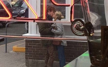 Emma Roberts lộ nhẫn đính hôn với nam diễn viên Evan Peters