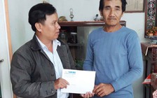 Trao tiền giúp đỡ gia đình có người chết do mưa lũ