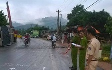 Ô tô đi đám cưới đâm vào đuôi xe tải, 11 người bị thương