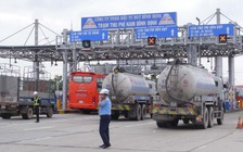 Dùng xe bồn chặn đường vào trạm thu phí để đòi nợ là sai