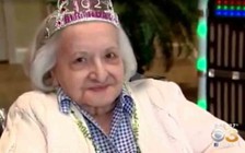 Cụ bà 102 tuổi bật mí bí quyết sống thọ: Không ăn kiêng