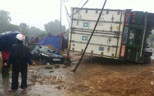 Xe container lật, đè bẹp ô tô con