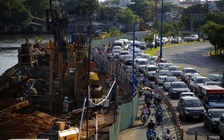 Dự án nghỉ tết, lô cốt vẫn chiếm đường ở TP.HCM