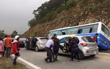 Xe khách đâm vào vách núi, 1 người chết, 41 người bị thương