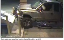 Trộm lái xe húc ngã trụ ATM nhưng vẫn không cuỗm được tiền