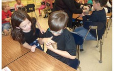 Học sinh Mỹ thích thú được học với thú cưng ở trường