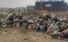 Đổ trộm hàng chục tấn rác thải ra ven đường