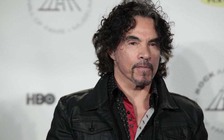 Nam ca sĩ 'Jingle bell rock' viết hồi ký về cảnh khánh kiệt