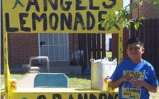 Bé 9 tuổi mở quán nước kiếm hơn 5000 USD giúp ông trị ung thư