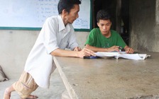 Người thầy co rút chân tay 30 năm dạy miễn phí cho học trò nghèo