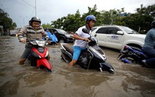 Mưa to nhiều giờ, đông Sài Gòn ngập lênh láng