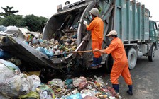 Công nhân vệ sinh bị “treo” lương