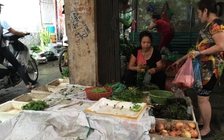 Chợ Hà Nội khan hiếm rau xanh, giá tăng gấp đôi