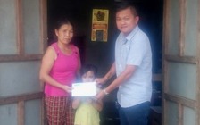 Trao tiền cho bé gái bị đa dị tật bẩm sinh