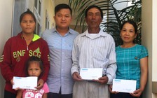 Trao tiền cho các gia đình gặp khó khăn