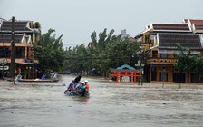 Khẩn cấp đưa gạo, thuốc đến vùng bão lũ