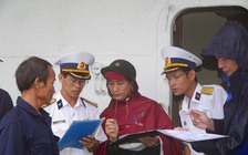 Quân chủng Hải quân đưa 33 ngư dân gặp nạn, 2 thi thể vào đất liền