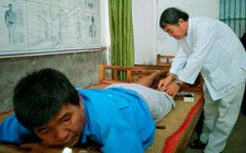 Ông giám đốc xây dựng chuyển sang làm lương y hết lòng vì người nghèo