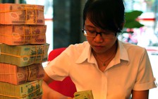 Lãi suất 'đè' vàng, USD