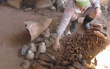 Chủ vựa phế liệu giao nộp hơn 260 đầu đạn pháo, bom