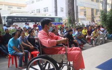 Bạn trẻ xem bóng đá trong bệnh viện