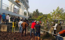 Hàng chục người tham gia cứu người bị kẹt giữa cống thủy lợi