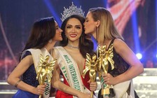 Người đẹp Việt đánh cược vương miện vào tay người phiên dịch