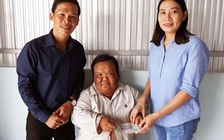 Trao tiền giúp hai mẹ con nghèo bệnh nặng